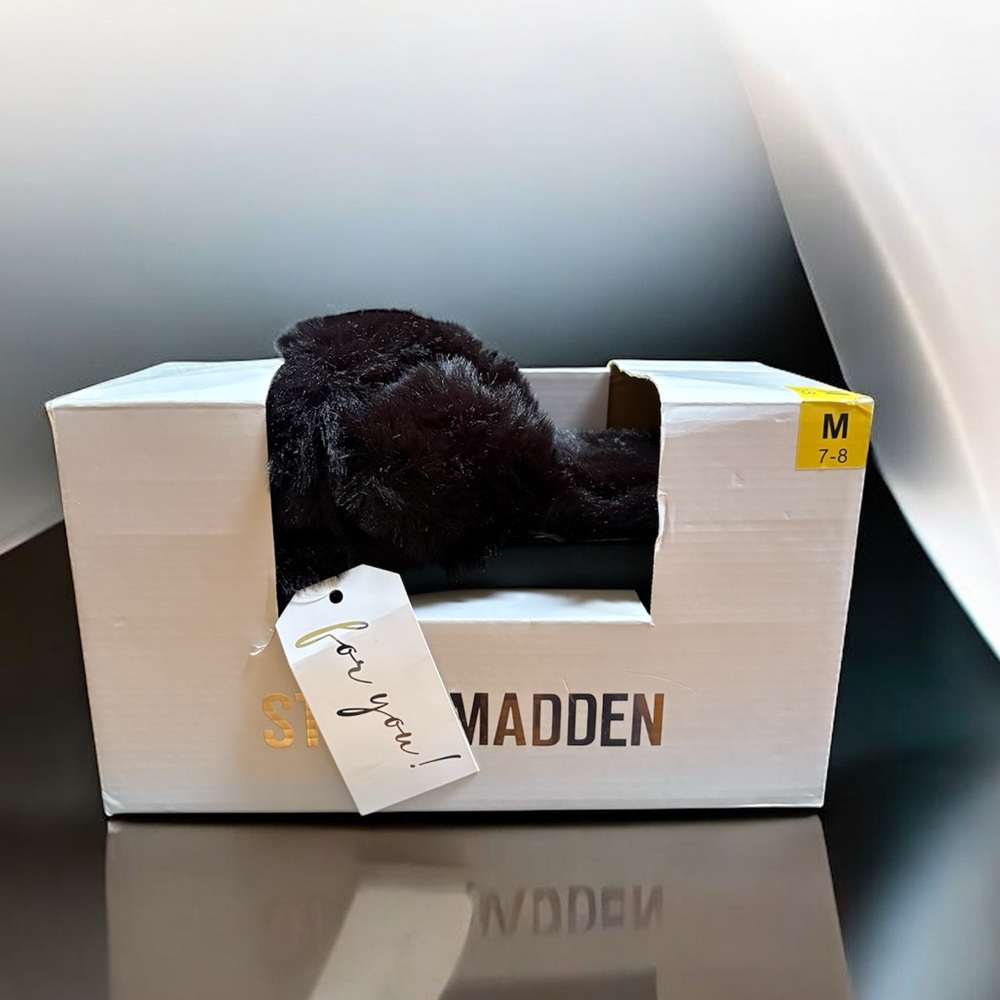 Steve Madden Women’s Fuzzy Slippers Gift Box NWT
